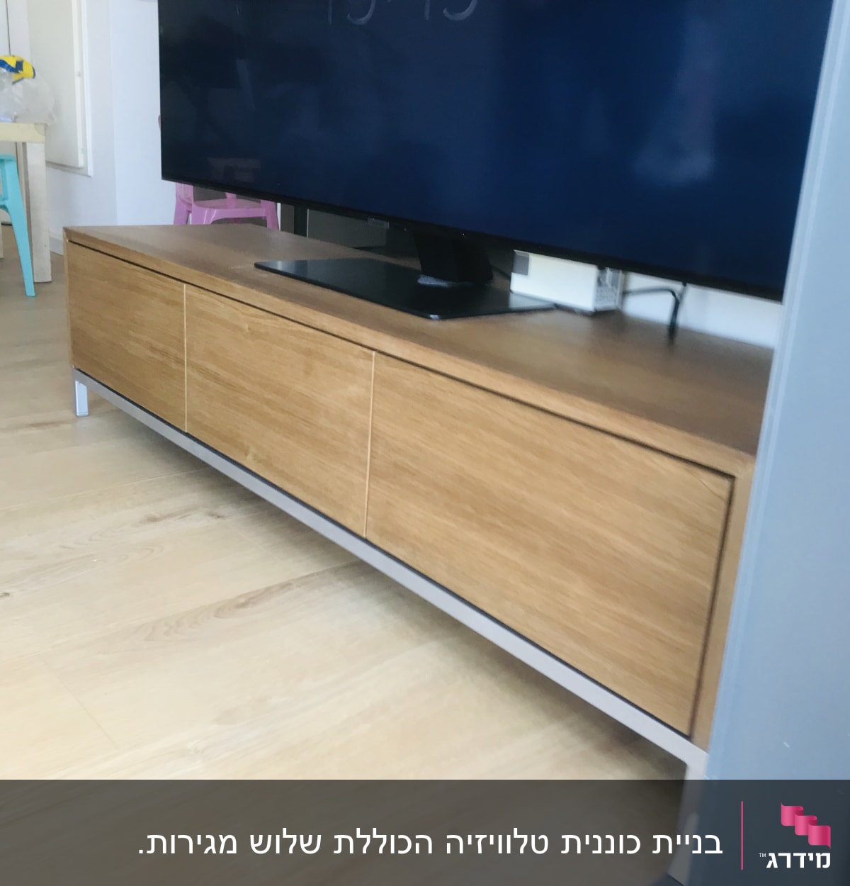 שידת עץ עם טלוויזיה מעליה